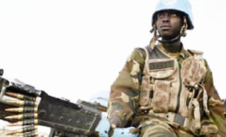 جندي من قوات حفظ السلام الدولية في دارفور أثناء دورية في نيالا بجنوب دارفور